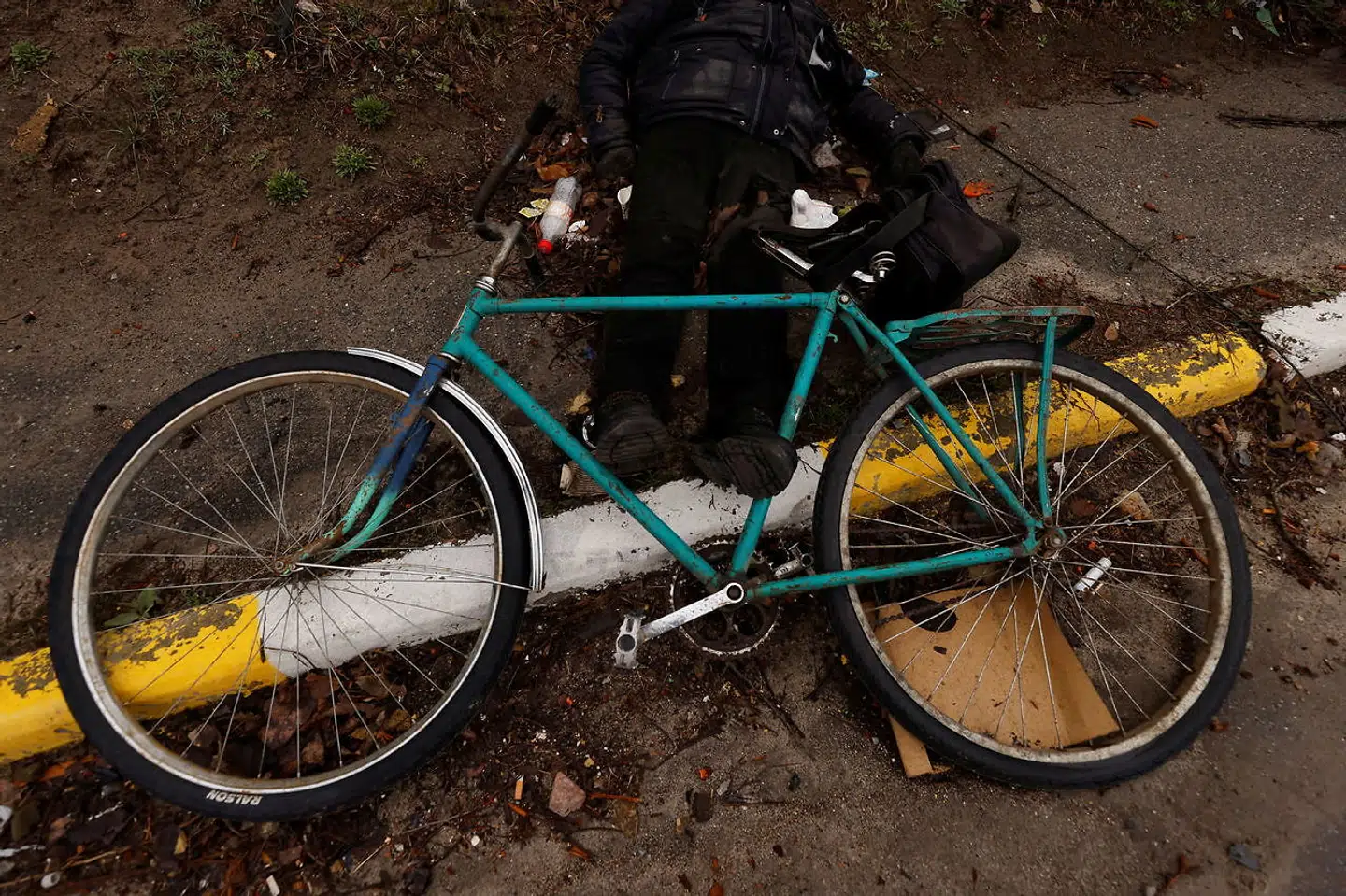 Flere af ligene i gaderne i Butja ligger ved siden af deres cykler.