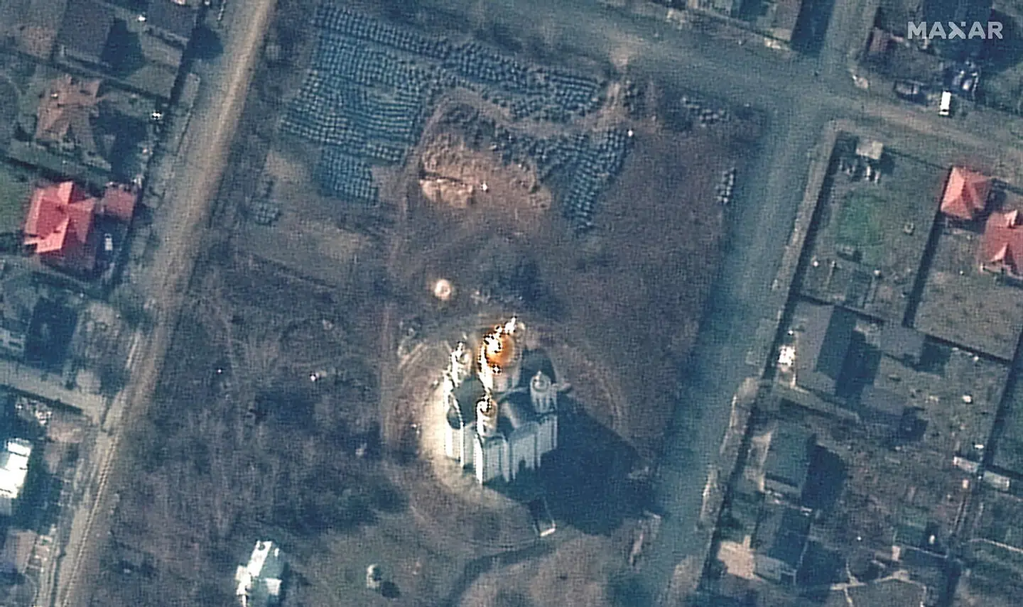 På det seneste satellitbillede fra Maxar Technologies kan udgravningen til en massegrav ses.