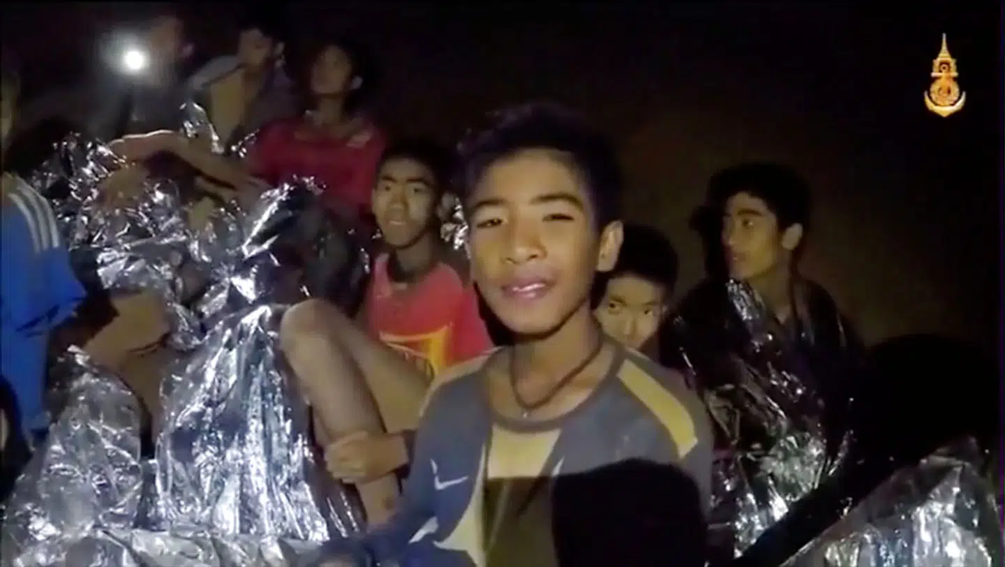 De 12 drenge mellem 11-16 år og deres 25-årige fodboldtræner sad fanget i Tham Luan Nang Non-grotten i det nordlige Thailand i 17 dage.