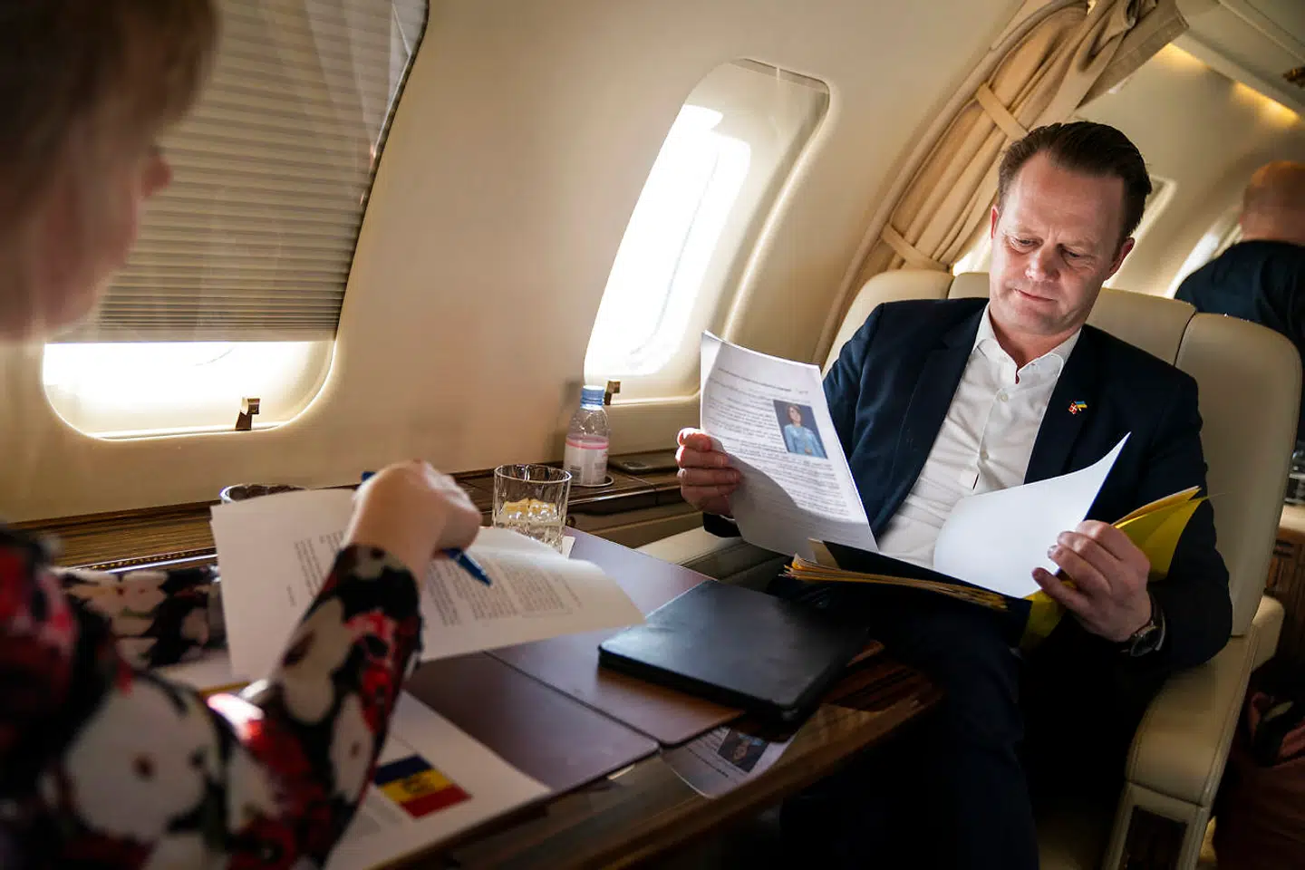 Udenrigsminister Jeppe Kofod (S) om bord på et privatfly fra København til Moldova den 10. marts 2022.