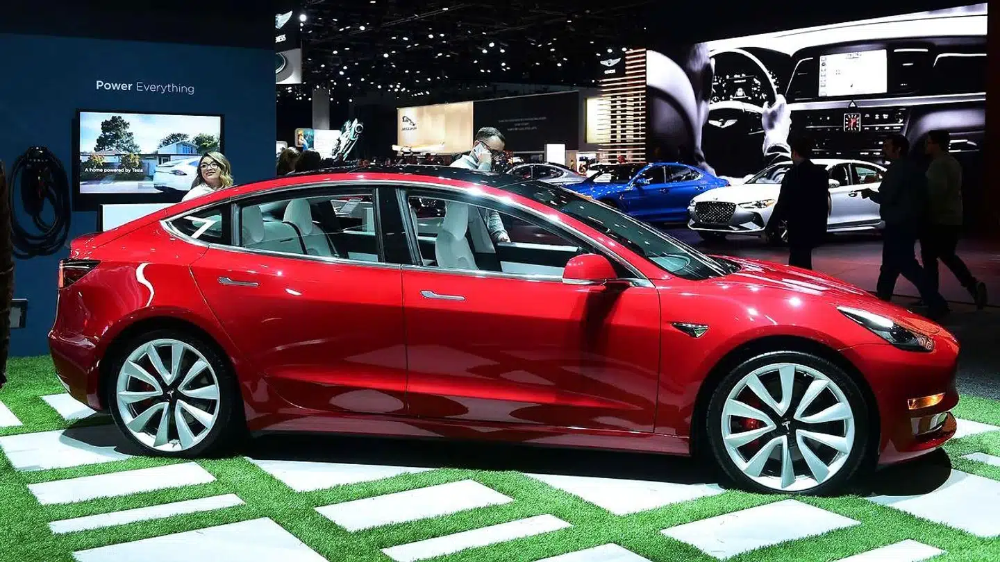 Tesla må ud i en fyringsrunde, samtidig med at selskabet ønsker at udvide produktionen af Model 3-modellen. Arkivfoto. Frederic J. Brown, AFP/Ritzau Scanpix