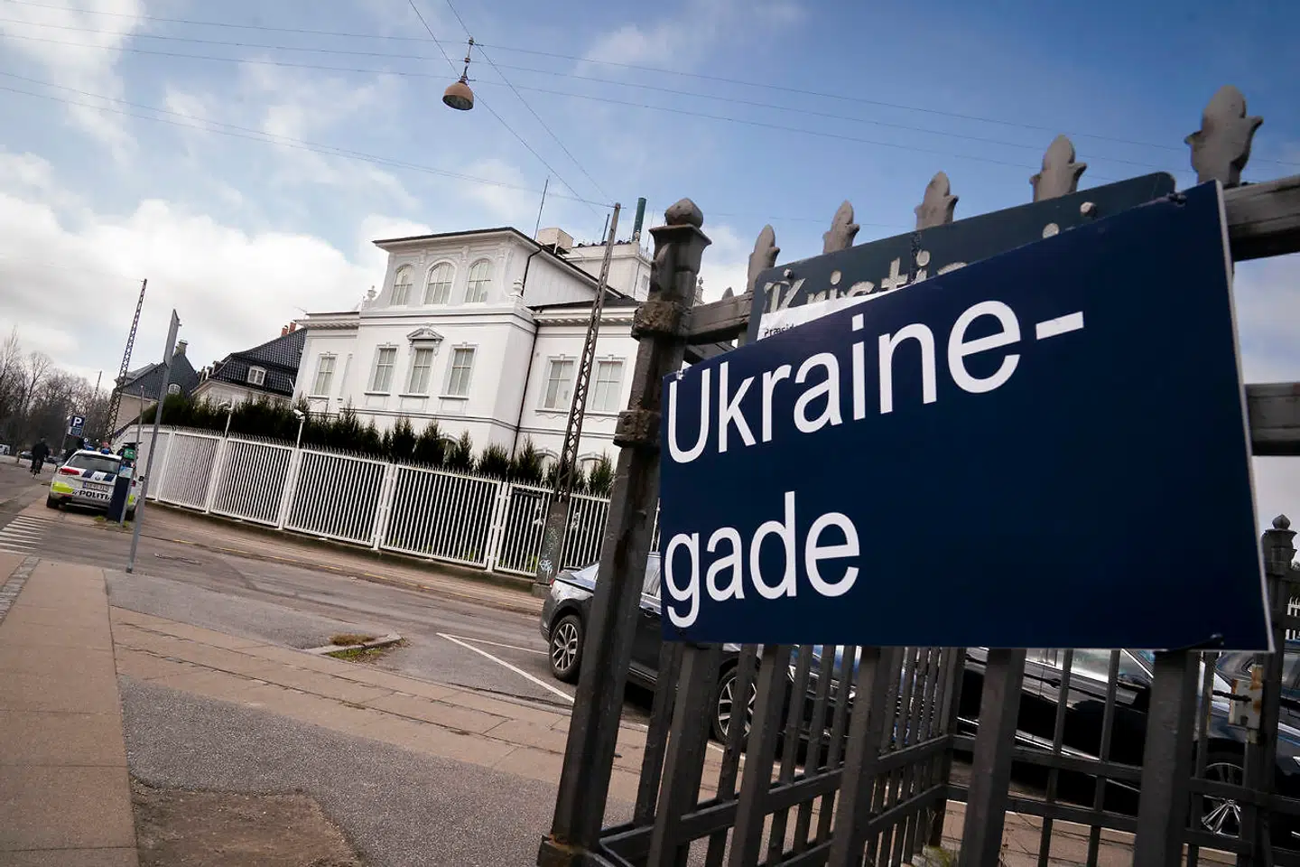 Et skilt dækker for Kristianiagades vejskilt ved den russiske ambassade på Østerbro onsdag 2. marts.