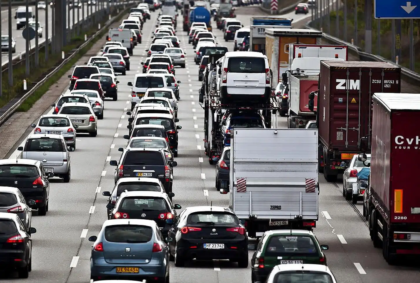 Regeringen vil nu sætte gang i en forundersøgelse af en ny motorvej på Sjælland, der skal aflaste trafikken på de store motorveje til og fra København.