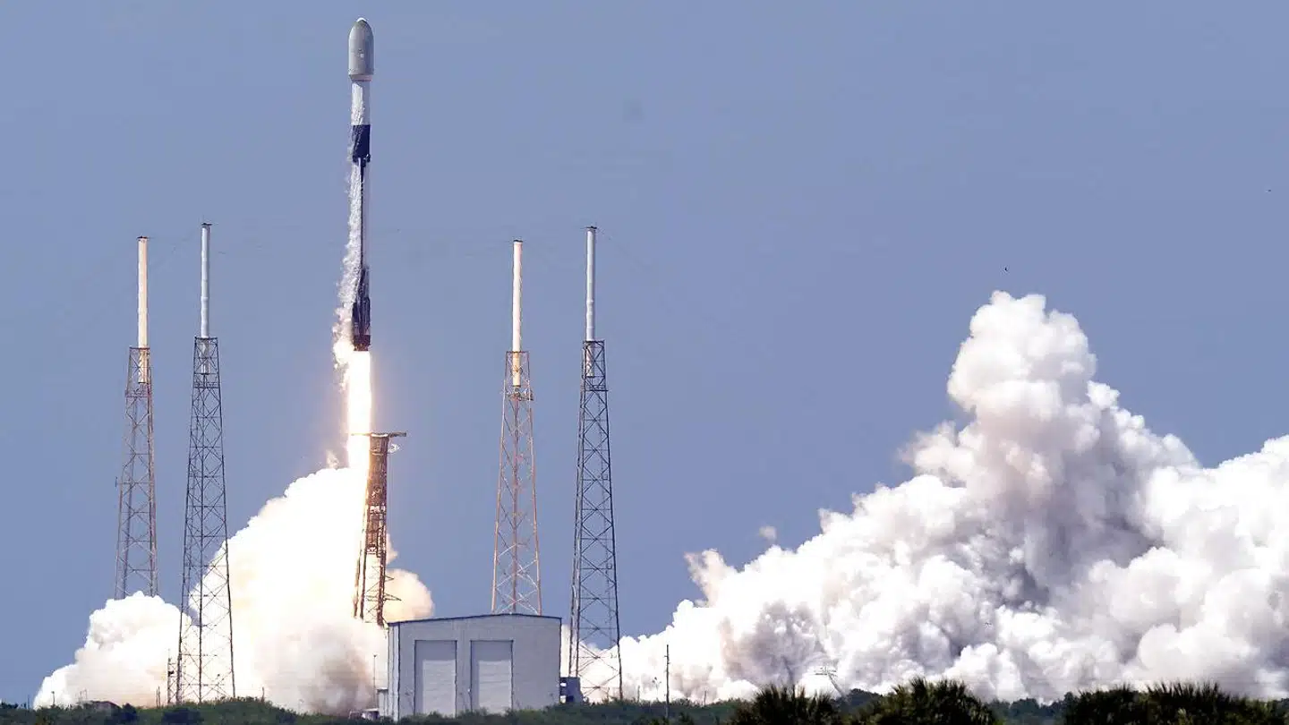 Elon Musk, verdens rigeste mand, har allerede sendt flere end 2.000 internetsatellitter til vejrs med sit rumselskab SpaceX, hvis Falcon 9-raket her letter fra Cape Canaveral i Florida, USA, i maj 2021. Nu begynder konkurrenten Amazon at gøre klar til at følge med op i rummet.