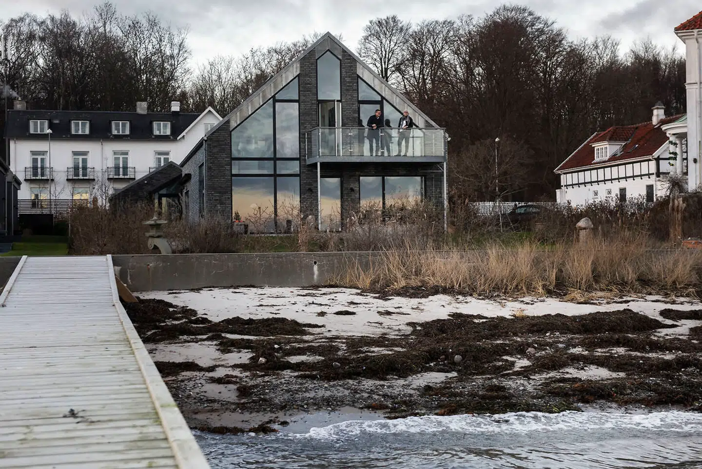 Der har aldrig før været bygget på grunden ud til stranden i Skotterup syd for Helsingør. Den har hørt til Beredskabsstyrelsens kursusejendom, været offentligt benyttet og ejet af en bank, som gik konkurs og derefter Finansiel Stabilitet.