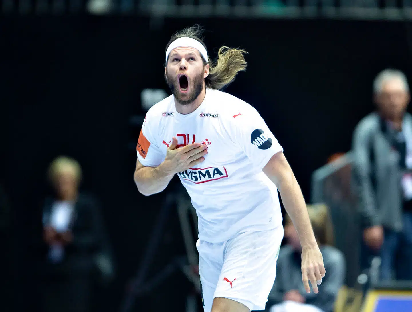 Mikkel Hansen jubler efter et af sine mål i 26-20-sejren over Egypten. Dermed har Danmark fortsat maksimumpoint ved VM.