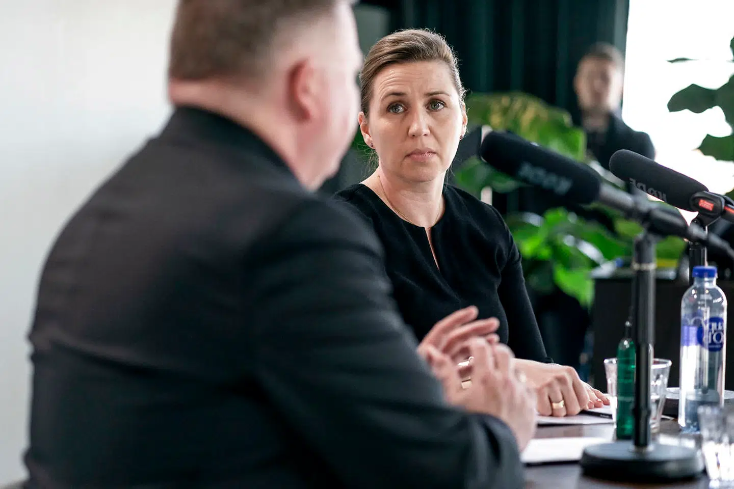 Chefredaktør Tom Jensen og statsminister Mette Frederiksen til "Demokratisk samtale" i salonen hos Berlingske fredag 1. april.