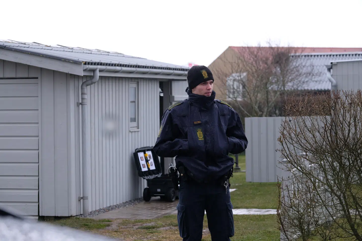 Den 16-årige blev første gang anholdt 1. marts men løsladt igen. Efter politiet havde efterforsket ham og gennegået flere hundrede mapper på drengens computer blev han anholdt igen 7. april og sigtet for at terror.