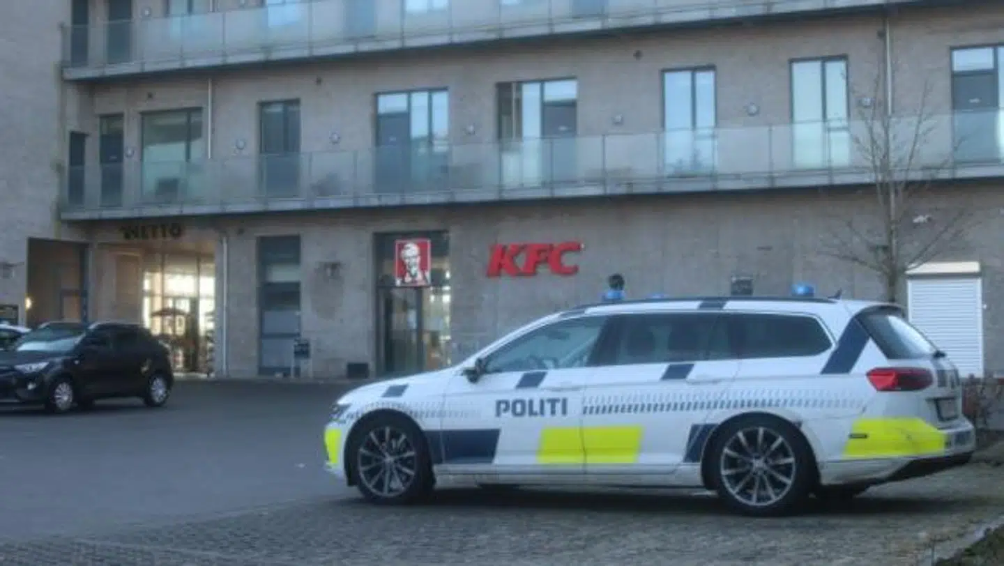 Politiet til stede på parkeringspladsen, hvor den unge mand blev dræbt.