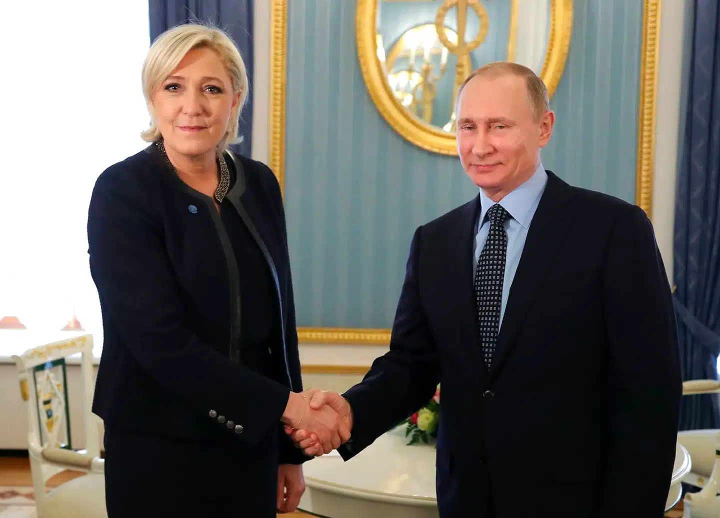 Den siddende franske præsident, Emmanuel Macron, tager fløjlshandskerne af og minder vælgerne om, at hans nærmeste rival ved præsidentvalget, Marine Le Pen, har et nært forhold til Vladimir Putin.