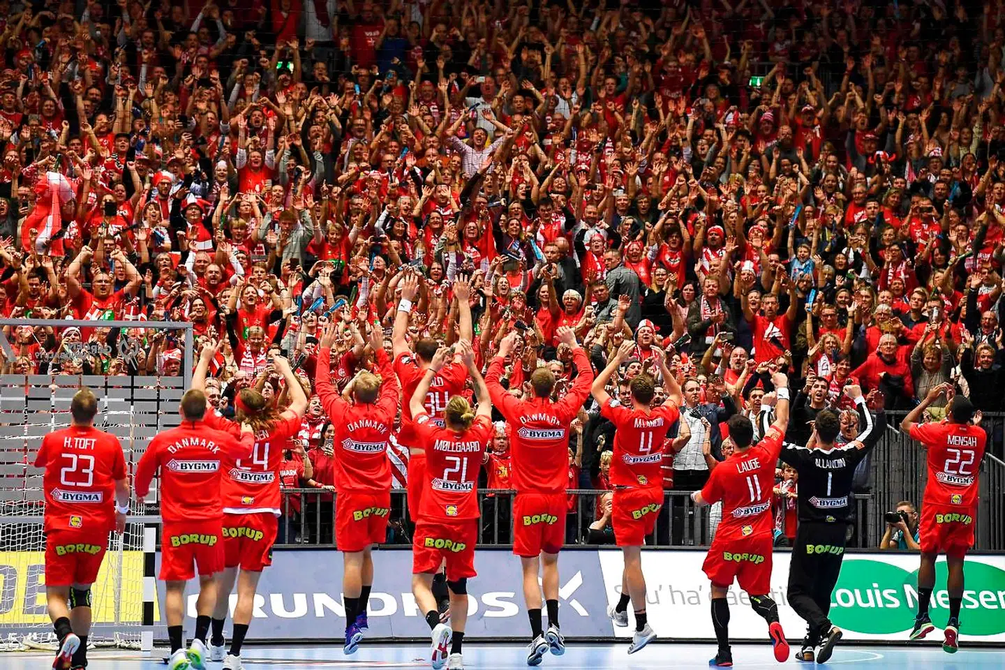 Denmark's players celebrate their victory at the end of the IHF Men's World Championship 2019 Group II handball match between Denmark and Hungary at the Jyske Bank Boxen arena in Herning on January 19, 2019. (Photo by Jonathan NACKSTRAND / AFP)