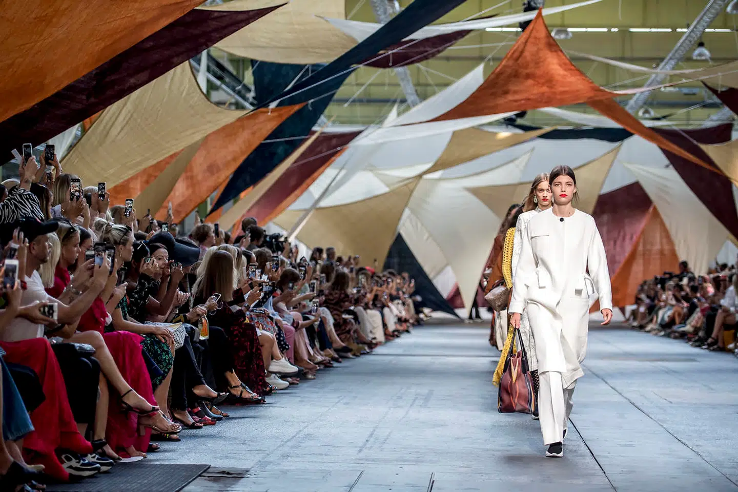 IC Group har nu kun de to mæker Tiger of Sweden og By Malene Birger tilbage. Begge mærker er dog i øjeblikket ramt af skuffende salgsudvikling i butikkerne. Derfor nedjusterer selskabet nu forventningerne til begge brands. Her ses By Malene Birgers show til modeugen i sommer.