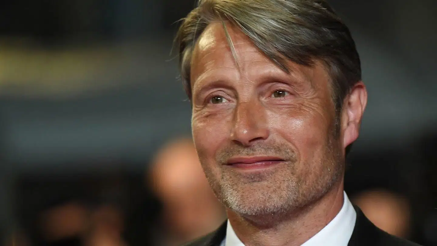 Mads Mikkelsen er selv tidligere håndboldspiller og hoppede i sofaen under VM-finalen søndag.
