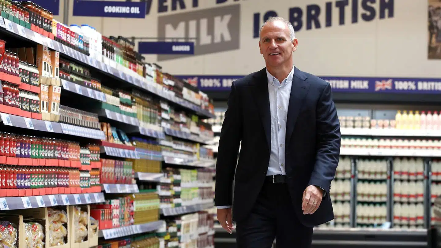 Dave Lewis har siden 2014 været adm. direktør for Tesco og har gennemført flere fyringsrunder. Nu overvejer han at sige farvel til endnu flere medarbejdere.