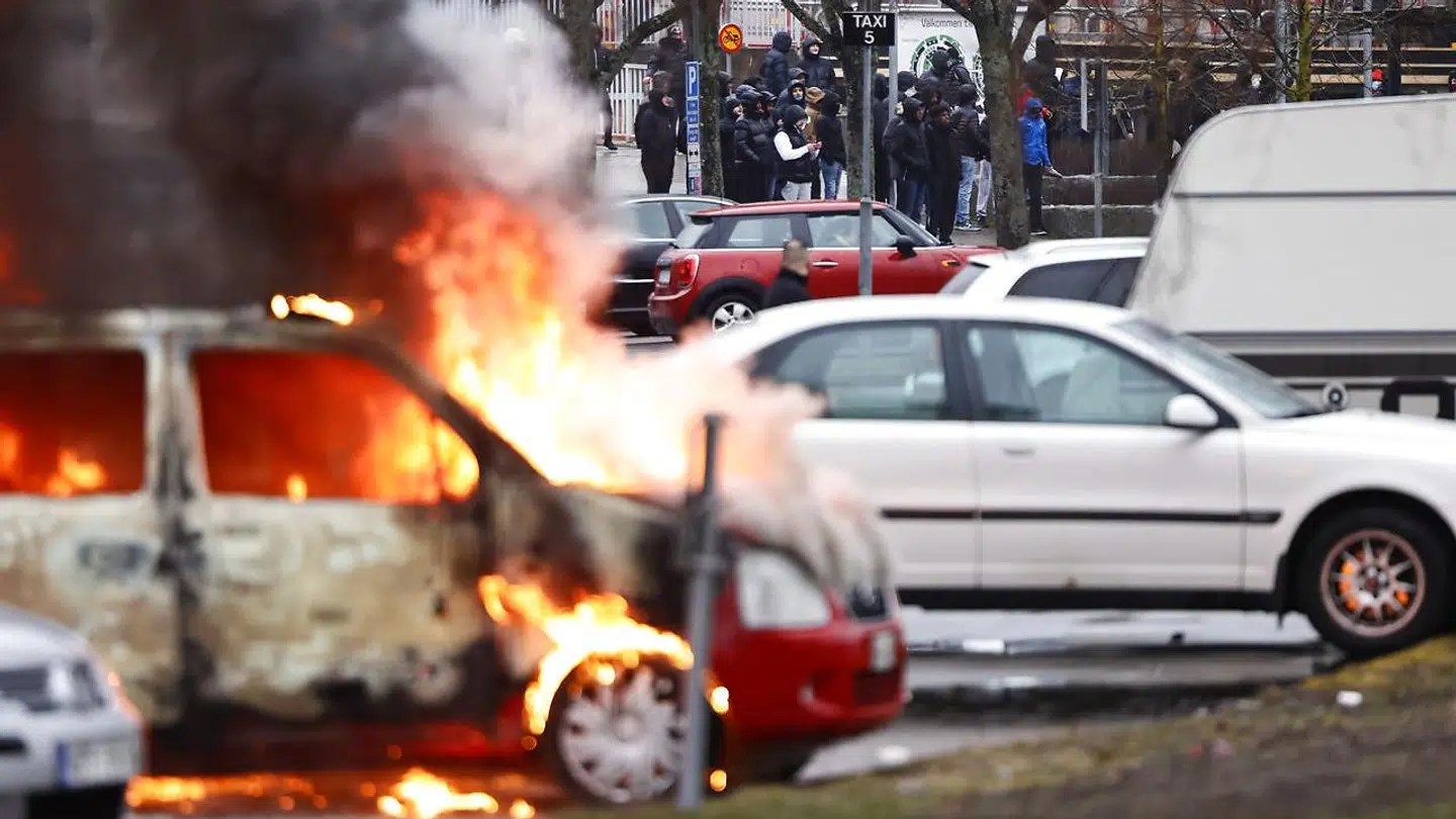 Flere bilafbrændinger i forbindelse med Paludan-demonstration i Sverige.
