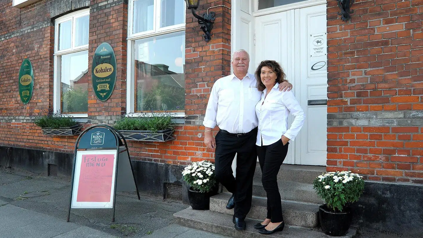 Jes og Rita Laustsen foran deres Restaurant Kohalen på Jægergårdsgade i Aarhus.