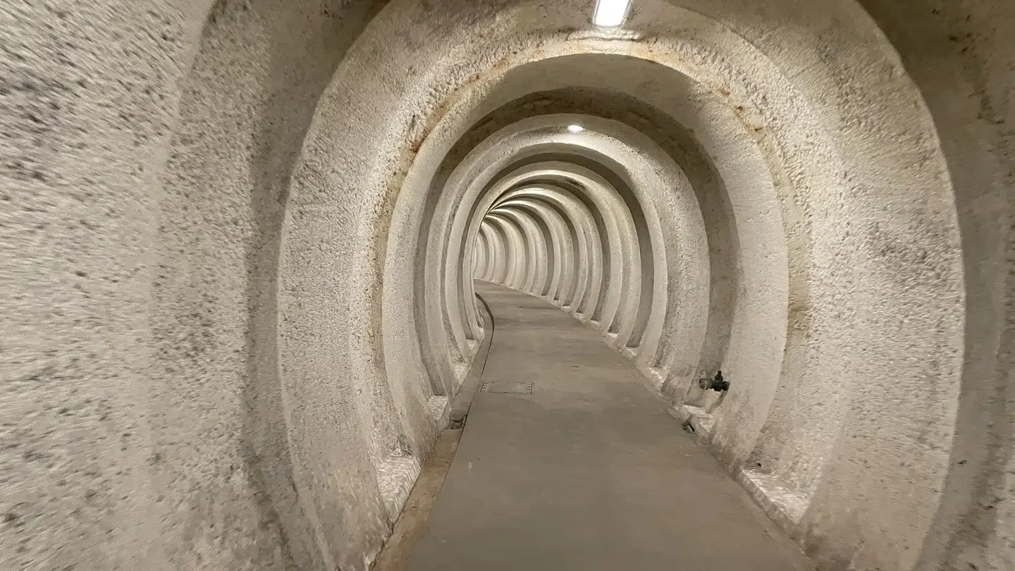 Regan Vest består af to underjordiske ringe med adskillige rum i hver. De to ringe er forbundet af en lang tunnel.