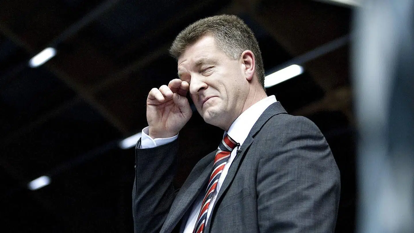 Søvn eller tårer? Jan Larsen gnider sig i øjnene. Manden, der startede som spiller i 90erne, men siden blev chef for det hele på Aalborg Håndbolds over 20 år lange rejse mod verdenstoppen.