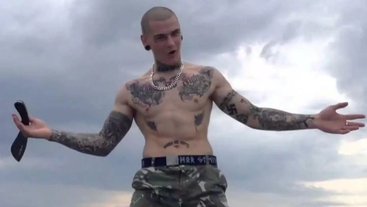 På Daniel Lyashuks højre arm ses tattoveringen af et hagekors. Han fortæller, at det udelukkende er brugt som et symbol på modstanden mod kommunisme.
