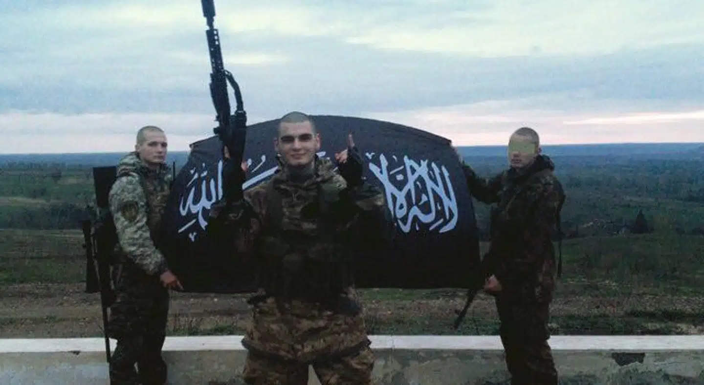 Fotoet er fra Ukraine i 2015. Daniel Lyashuk forklarer, at brugen af det sorte islamiske flag er for at signalere et had til russerne.