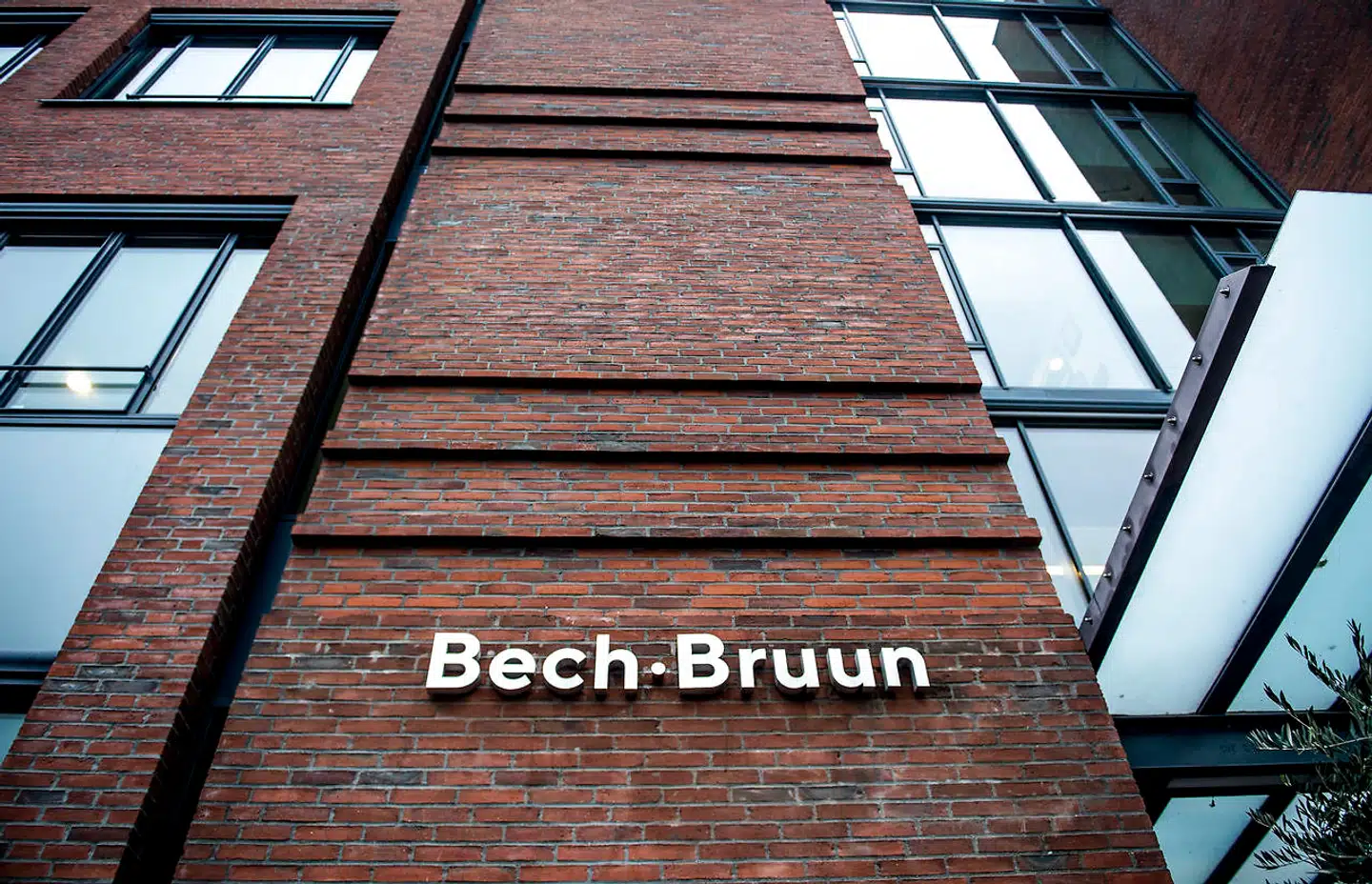 Advokatfirmaet Bech-Bruun er i denne uge centrum i to sager i Højesteret. Begge sager tager afsæt i den uvildige advokatundersøgelse om Skats udbetaling af udbytterefusioner, som advokatfirmaet udførte for Skatteministeriet i 2017.