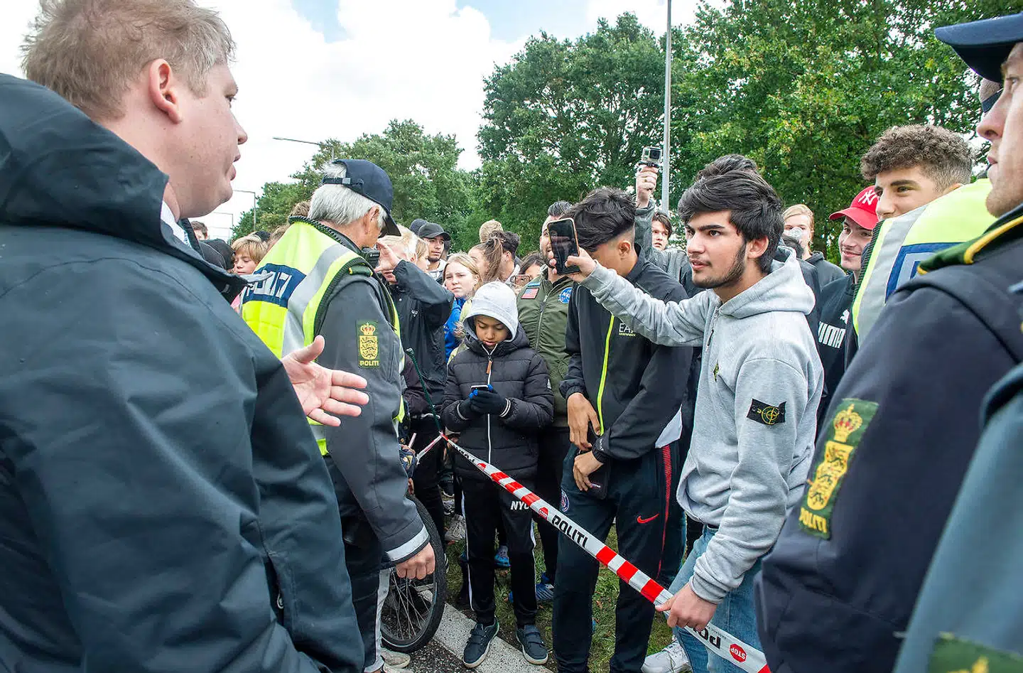 Det skader tilliden til politiet, at det har til at opgave at beskytte lederen af det stærkt indvandringskritiske parti Stram Kurs, Rasmus Paludan, mener en politiassistent ved Fyens Politi.