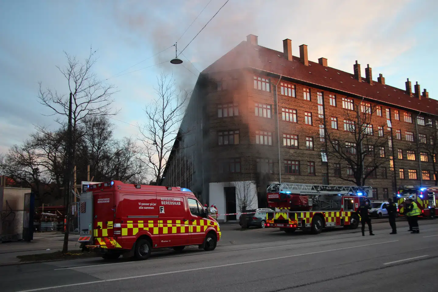 Beboeren over frisørsalonen var netop vågnet, da hun opdagede, at der kom røg op gennem gulvet ved radiatoren i hendes stue.