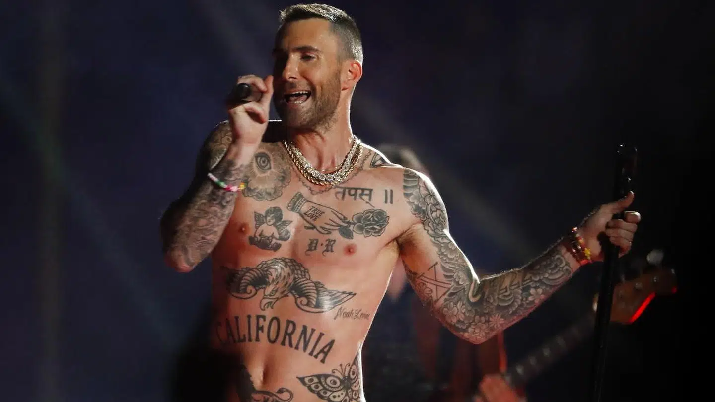 Adam Levine smed trøjen under showet, og det har vakt opsigt.