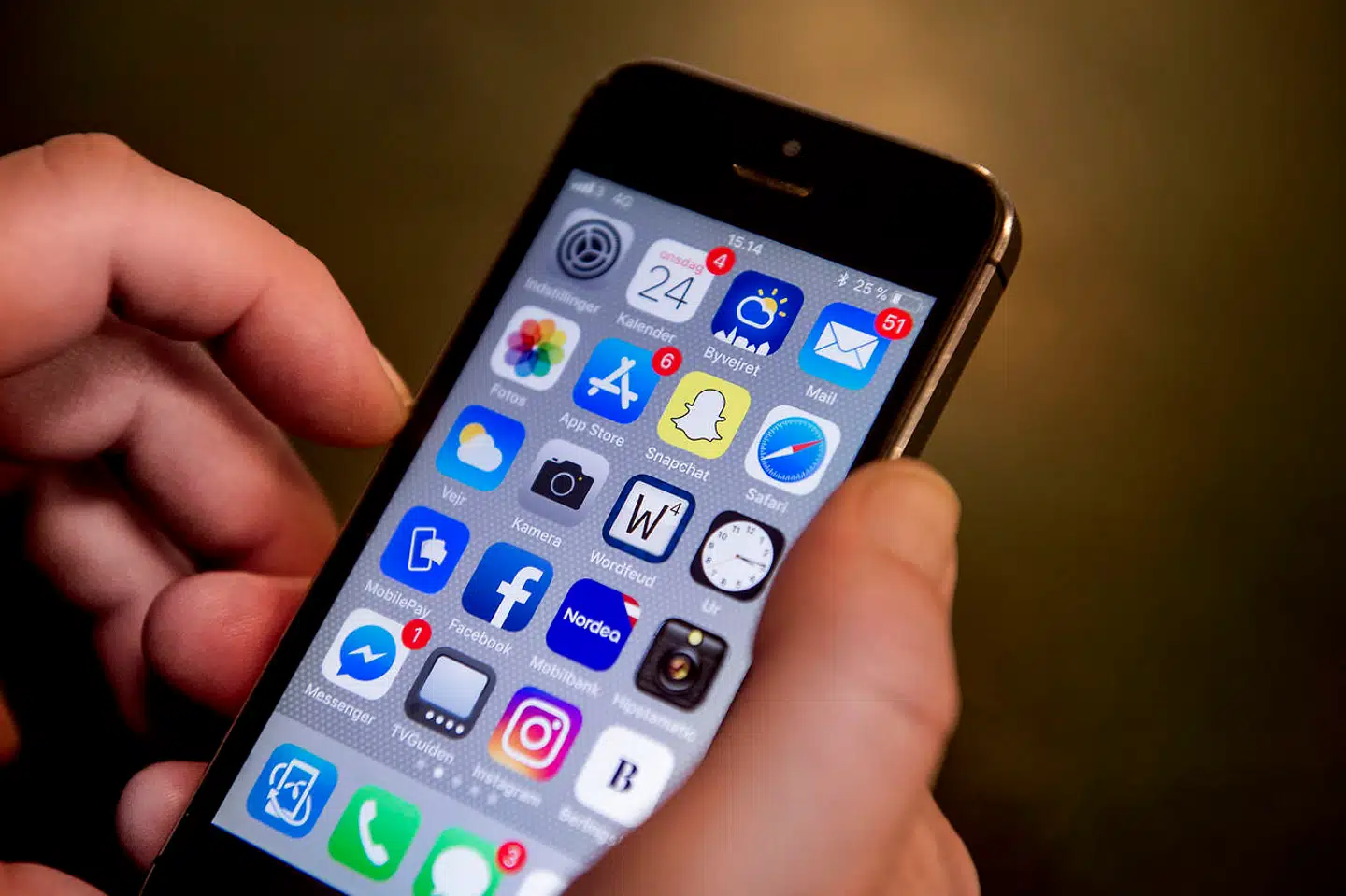 De svenske politikere overvejer, om skoleeleverne skal forbydes at benytte mobiltelefon i timerne. I dag er det op til den enkelte skole at tage den beslutning, og i Stockholm har ni ud af ti skoler allerede besluttet et forbud.
