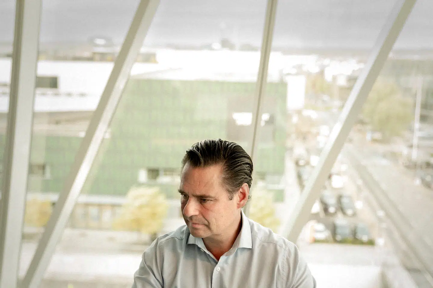 Storaktionær og topchef i Saxo Bank Kim Fournais har lanceret en »samfundskampagne« for gøre op med dæmonisering af penge og folk, der tjener mange af dem. Han skal have tak for at åbne en samfundsdebat, som mange rigmænd holder sig fra. Debatten rammer også Kim Fournais selv og åbenbarer det særlige danske protestantiske syn på rigdom.