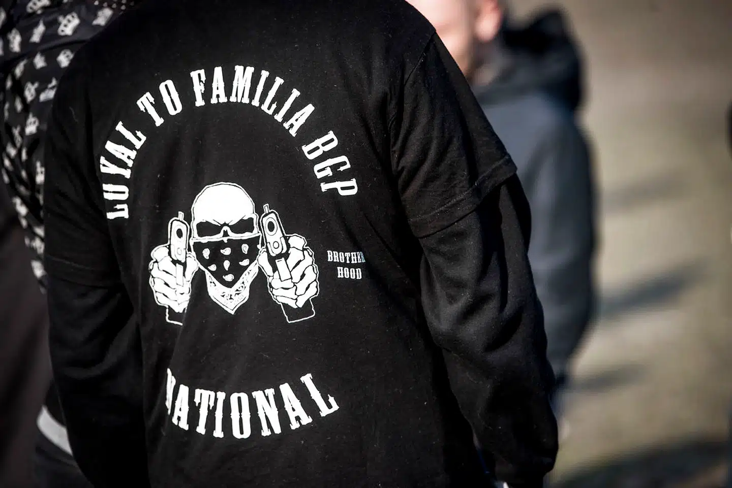 (ARKIV) Loyal to Familias navn og logo på ryggen af en trøje. Efter forbuddets indførelse er sådan en beklædning ulovlig.