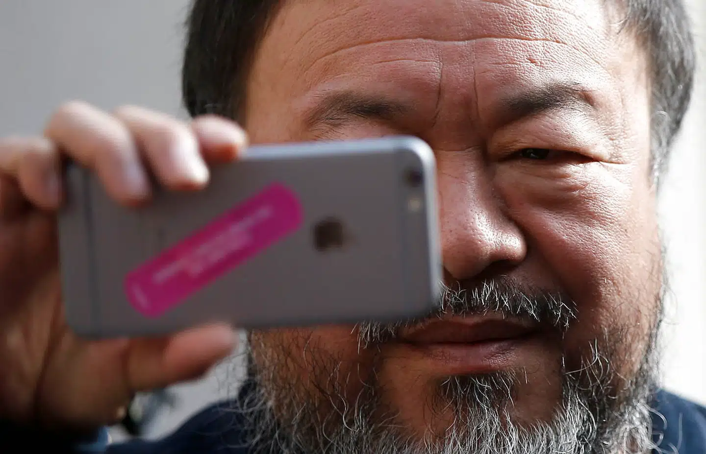 Ai Wei Wei fotograferet ved en tidligere udstilling i London på Royal Academy of Arts.