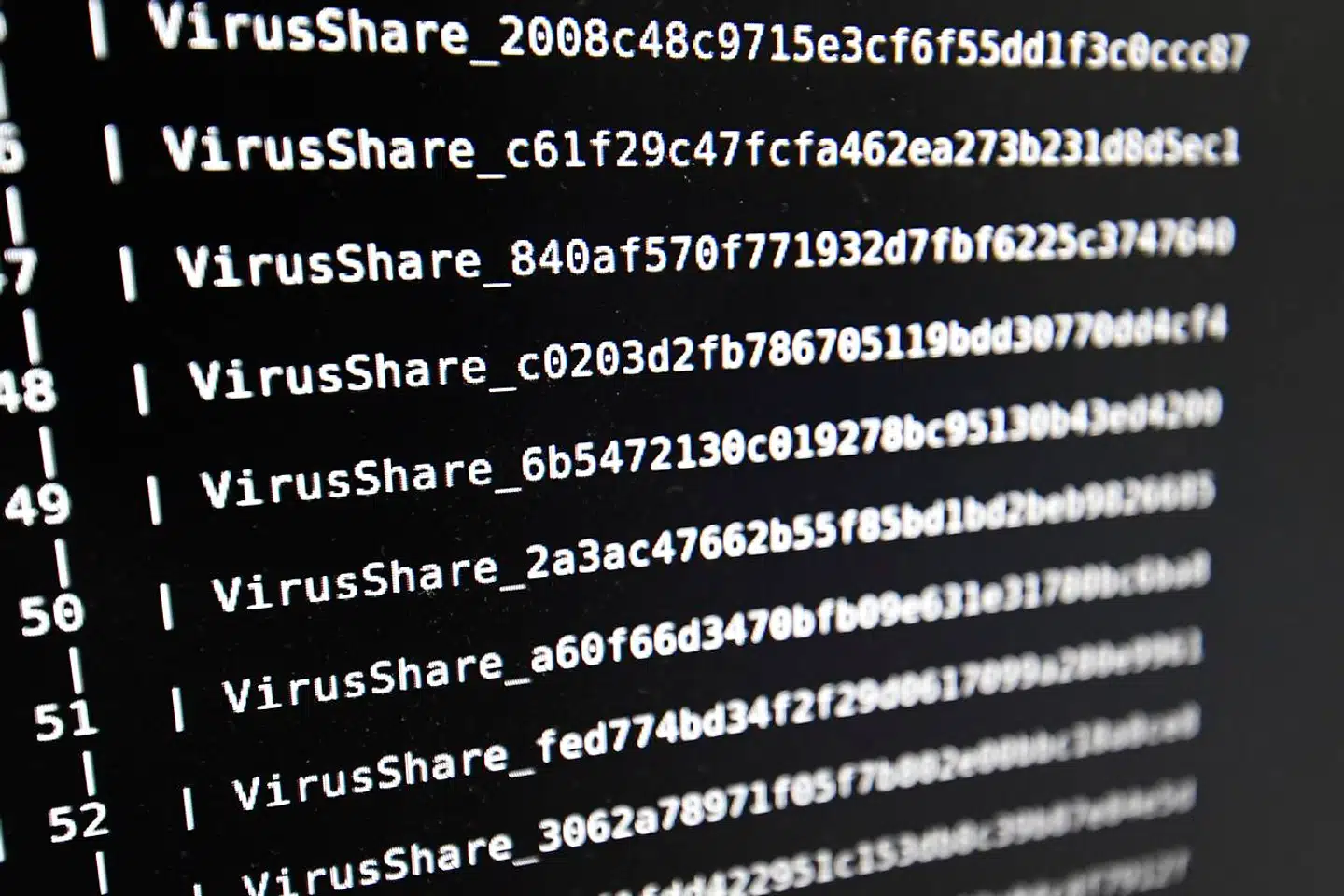 Det oprindelige lovforslag som regeringen samt tre andre partier fremlagde i januar gav Center for Cybersikkerhed beføjelser til at overvåge både stationær data helt ned på medarbejderes pc'er og servere samt overvåge data, som går ind og ud afvirksomhederne.