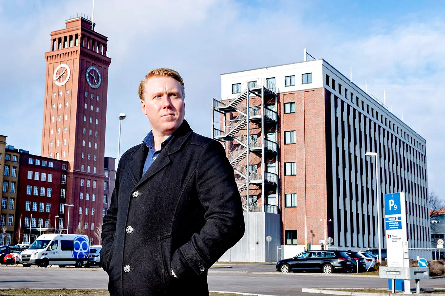 Mads Dinesen foran bygningen, hvor han var ansat til at moderere dansk indhold på Facebook.
