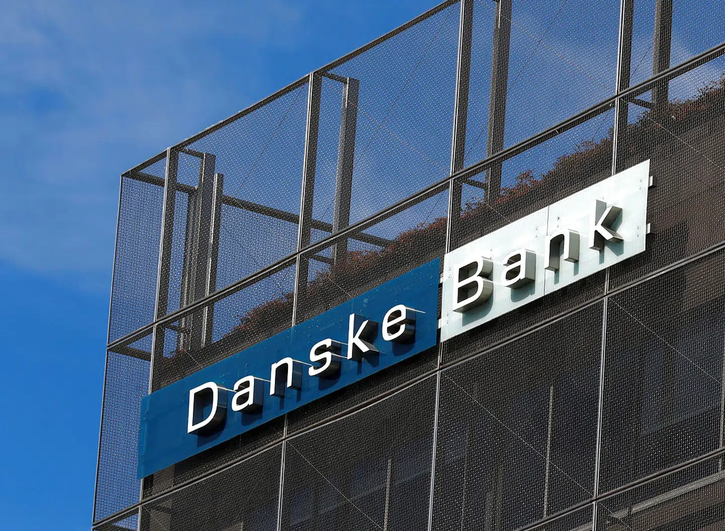 Danske Bank er på ny sigtet af en fransk undersøgelsesdommer i det franske spor af hvidvasksagen. Det meddeler banken torsdag.