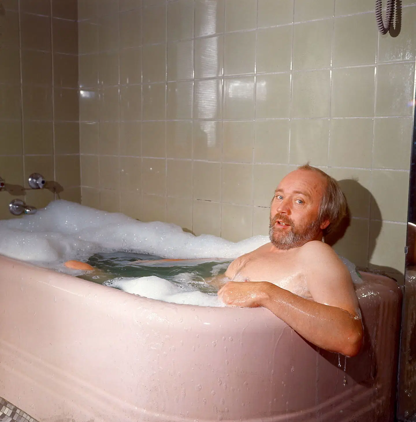 Simon Spies i badet. Rejsekongen var aldrig bleg for at invitere pressen tæt på. Foto EGON ENGMANN