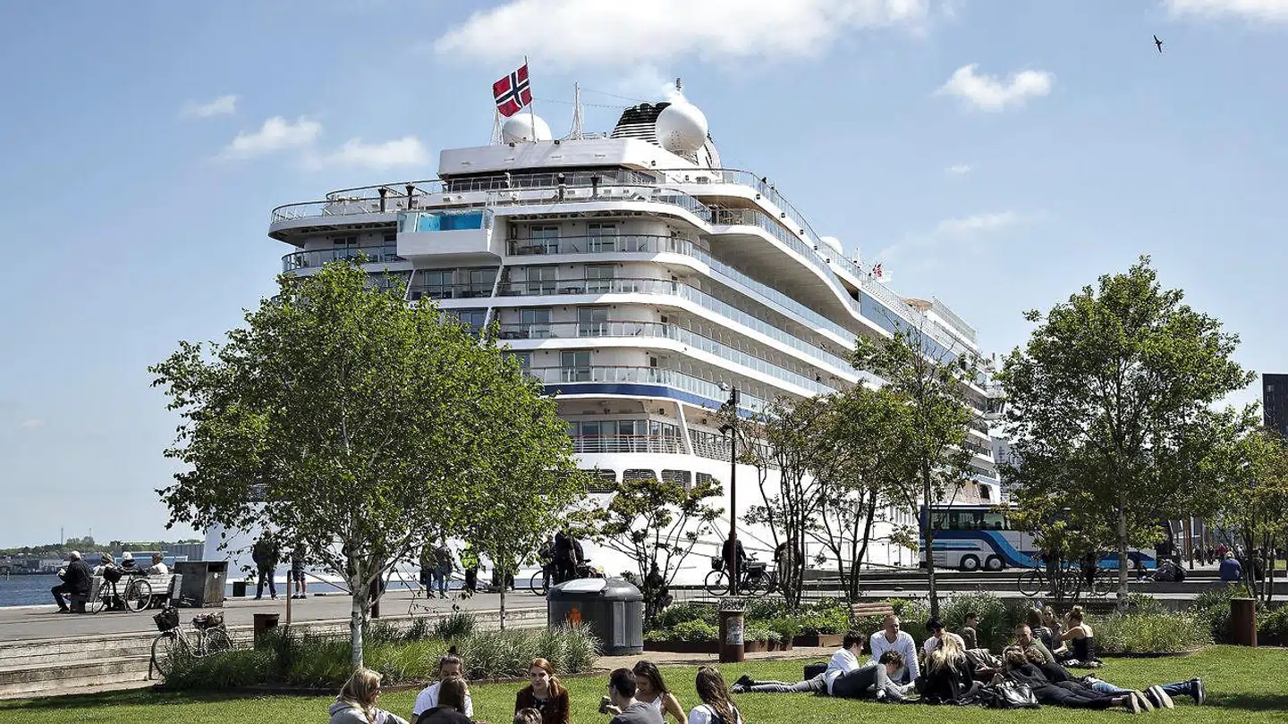 For første gang nogensinde var der onsdag d. 24. maj dobbeltanløb af 2 store krydstogtskibe ved havnefronten i Aalborg. Det var de 2 krydstogtskibe Viking Sky og Viking Sea fra det norske rederi Viking Ocean Cruises der krydsede hinanden henholdsvis på vej ind og på vej ud fra Honnørkajen. Her ligger Viking Sea og venter på at afsejle. (Foto: Henning Bagger/Scanpix 2017)