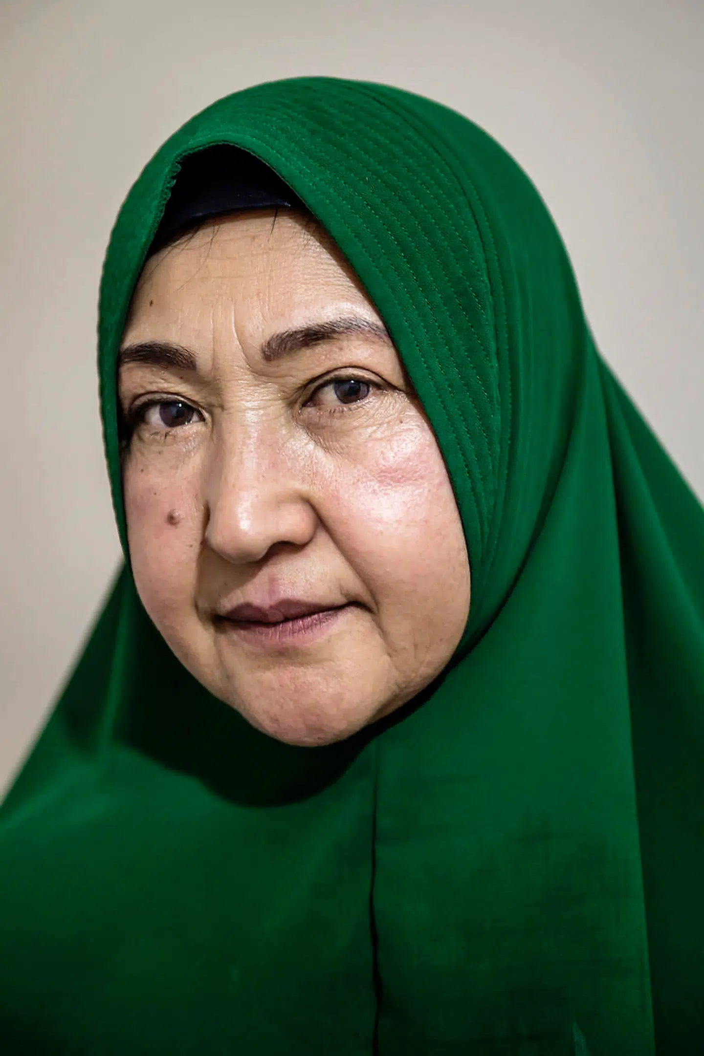 54-årige Gulbahar Jelilova føler sig ikke sikker i Istanbul og frygter, at kinesiske agenter kan nå hende. Hun forlader derfor kun sjældent sin lejlighed.