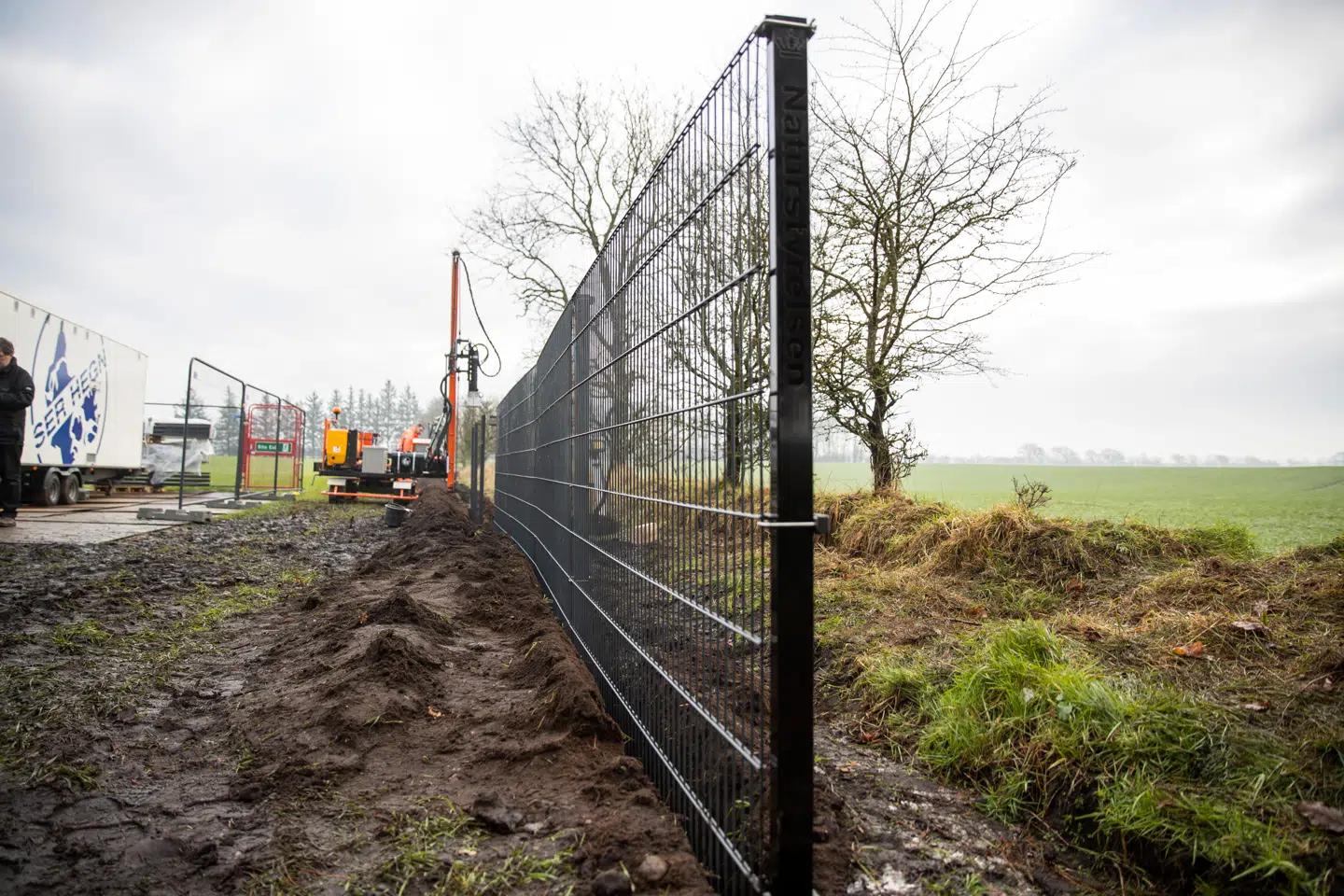 Opførelsen af det danske vildsvinehegn blev indledt mandag. På tysk betegnes hegnet også som »et vildsvinebolværk«. Foto: Frank Cilius