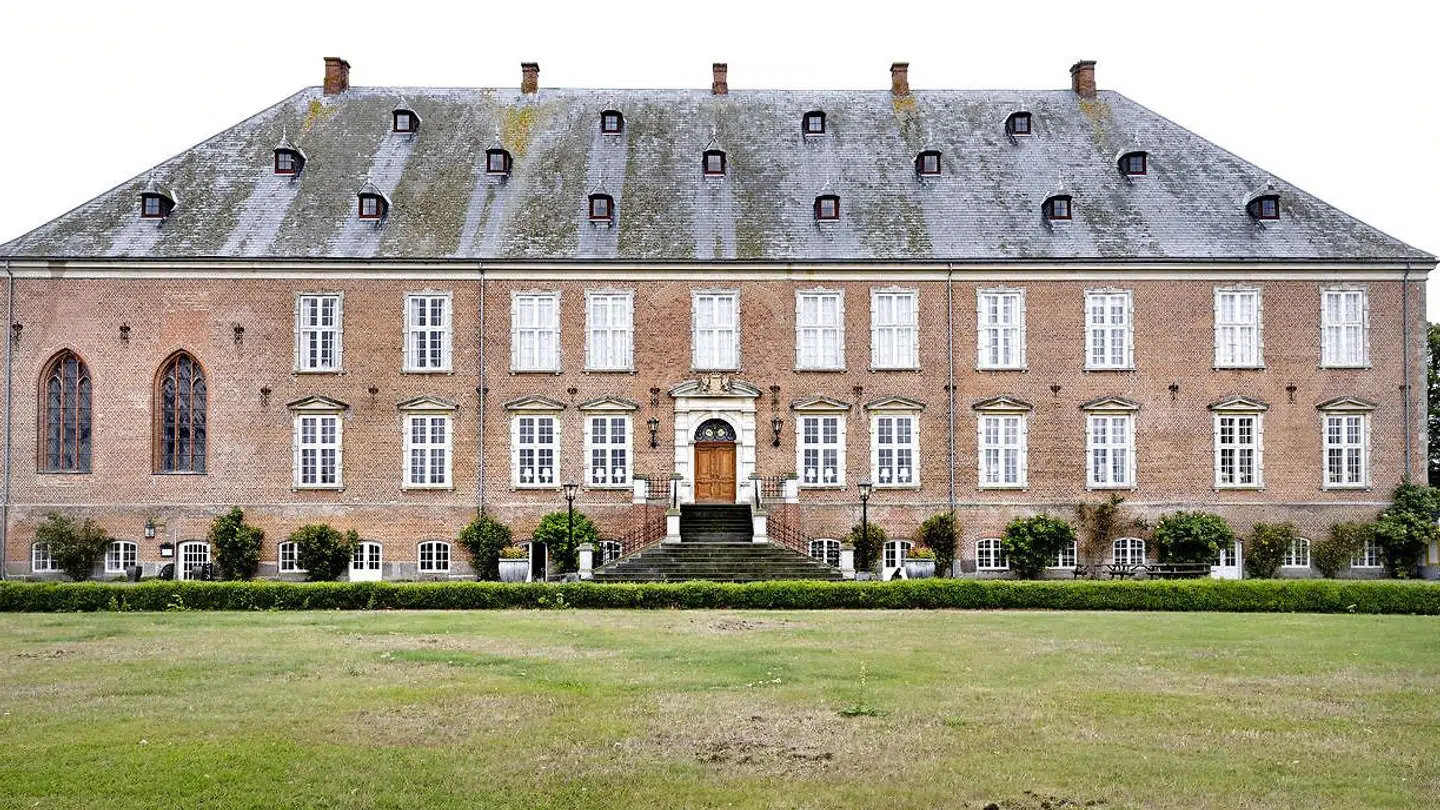 Valdemars Slot er et tidligere kongeslot - bygget af Christian 5. til søhelten Niels Juel.