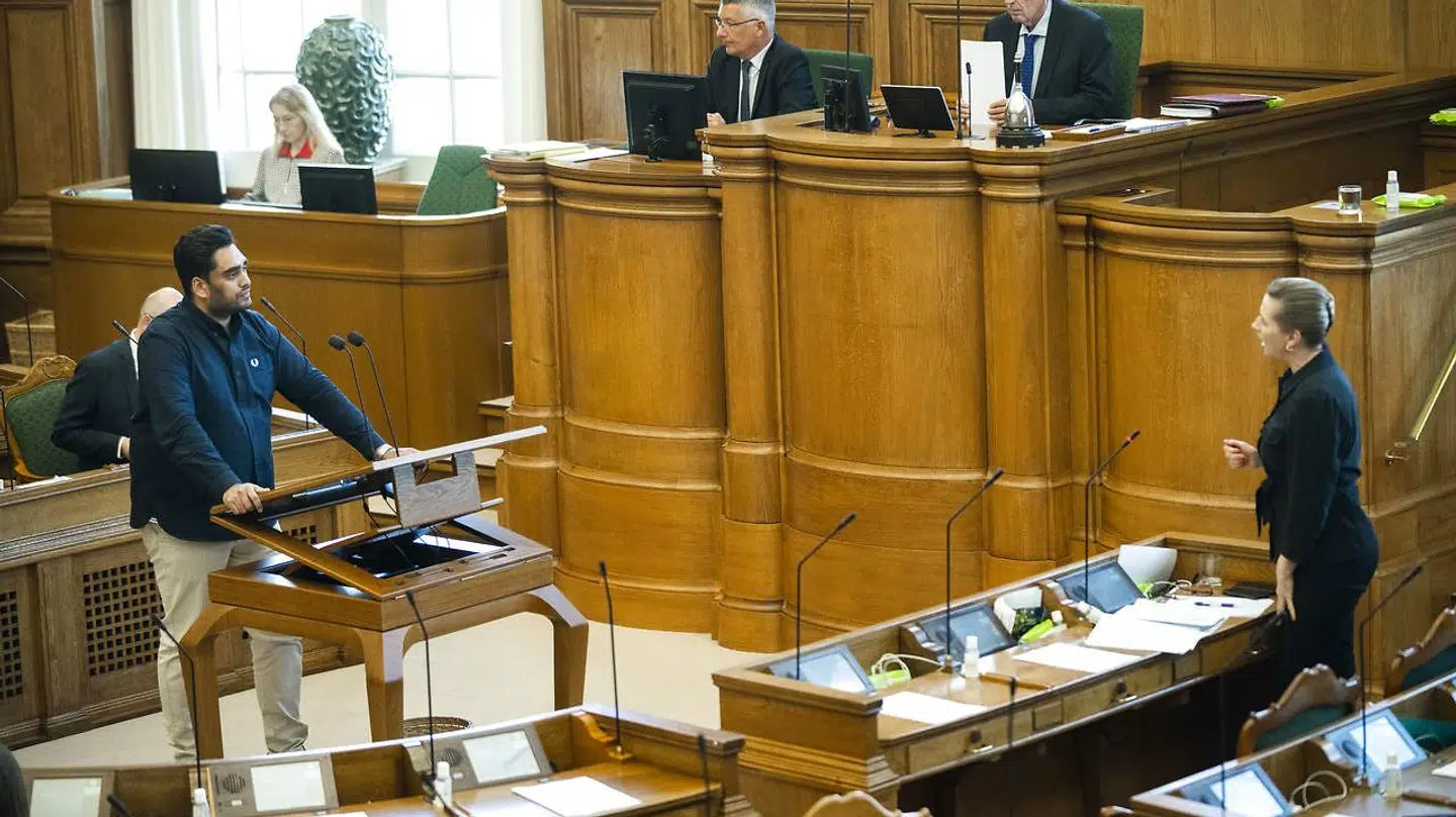 Sikandar Siddique fra Frie grønne og Statsminister Mette Frederiksen debatterer i Folketingssalen. Siddique fik statsministeren op i det røde felt.