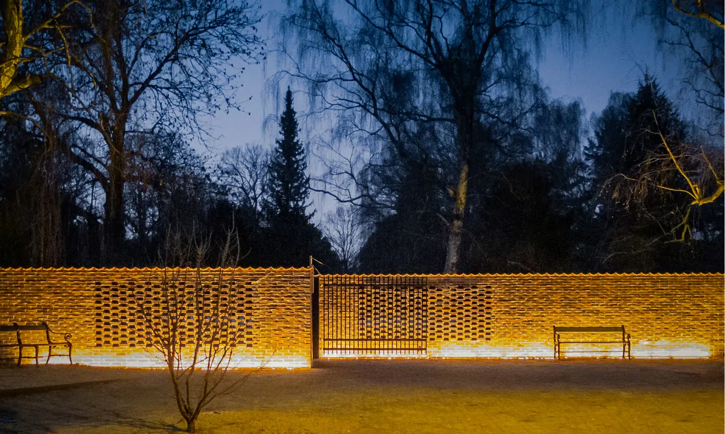 20 minutter efter solnedgang tændes lyset langs muren. Foto: Naja Viscor