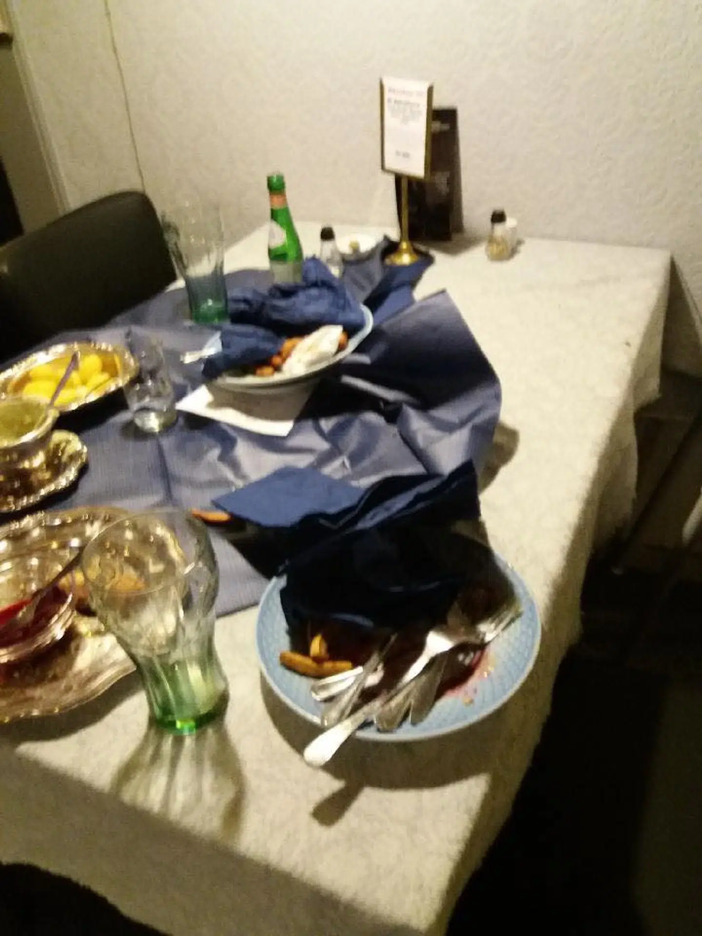 Her er bordet, som Martin og hans kæreste efterlod på kroen.