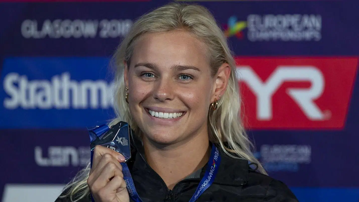 Pernille Blume her med sin søvmedalje fra Glasgow i år - for to år siden var der ikke meget at smile af. Russiske efterretningsagenter hængte hende til tørre verden over.