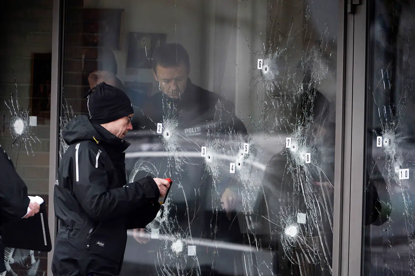 Efter angrebet på Krudttønden, hvor Lars Vilks var oplægsholder, viste skudhuller, hvor farligt angrebet havde været.