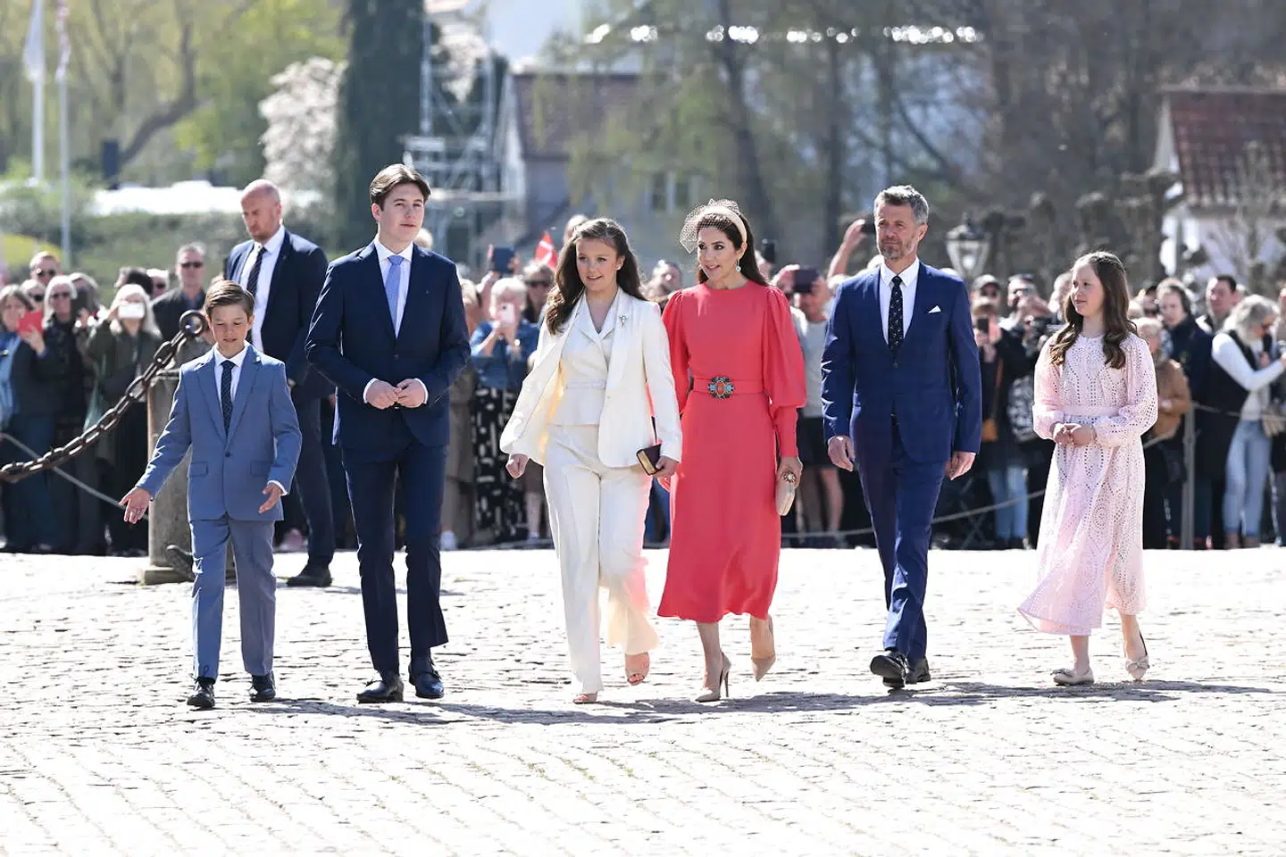 Kronprins Frederik, prinsesse Josephine, prinsesse Isabella, dronning Margrethe, kronprinsesse Mary, prins Christian og prins Vincent.