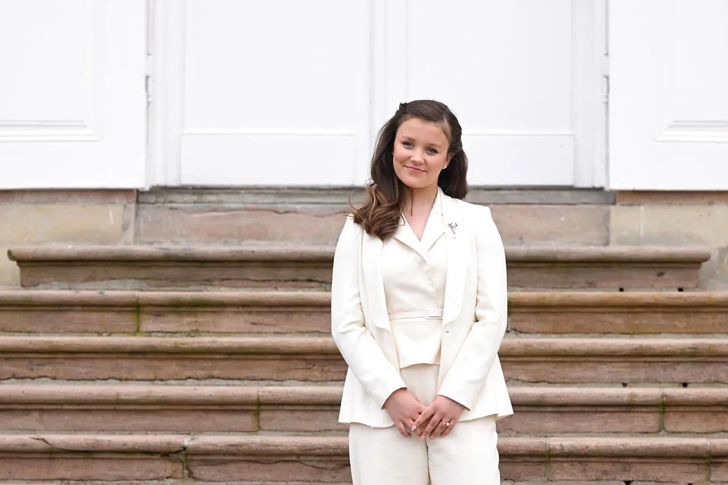 Prinsesse Isabella på havetrappen efter konfirmationen i Fredensborg Slotskirke i Fredensborg, lørdag den 30. april 2022.