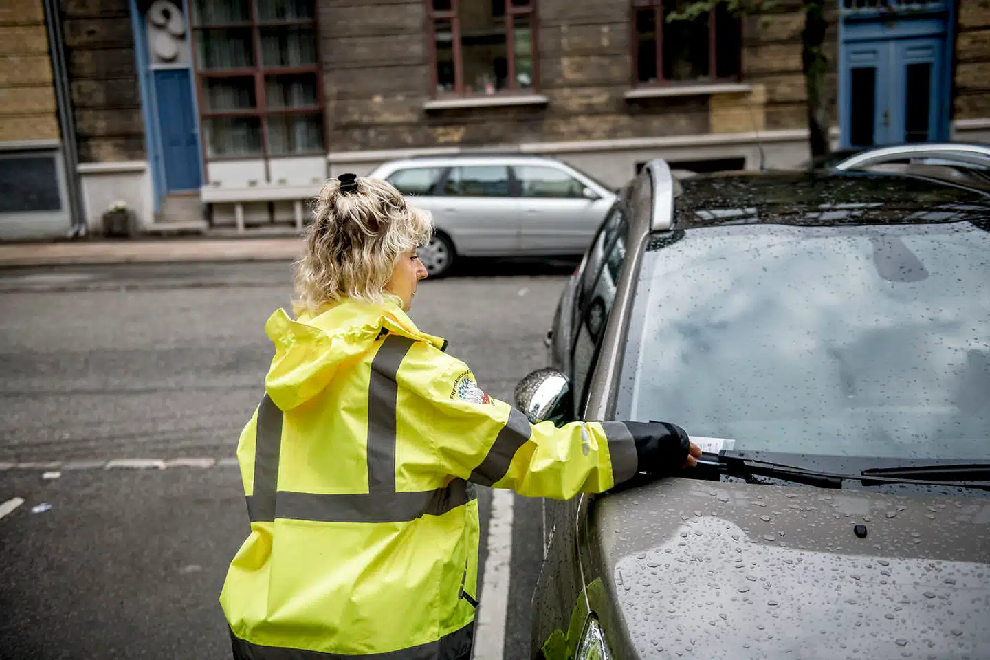 Borgere og virksomheder har en samlet gæld til det offentlige på 116 mia. kr. fra f.eks. parkerings-, fart- og biblioteksbøder. Men der sendes kun rykkere ud til skyldnere for 0,5 procent af gælden. »I den nuværende situation vil mange skyldnere ikke opleve nogen konsekvens af at have gæld til det offentlige,« lyder det fra Rigsrevisionen.
