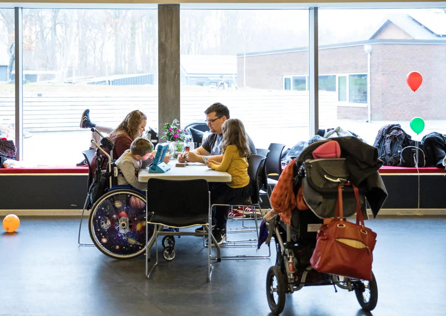 William er spastisk lammet og må derfor sidde i kørestol. Familien tager her en tiltrængt pause oven på dagens aktiviteter. Foto: Mikkel Berg Pedersen.
