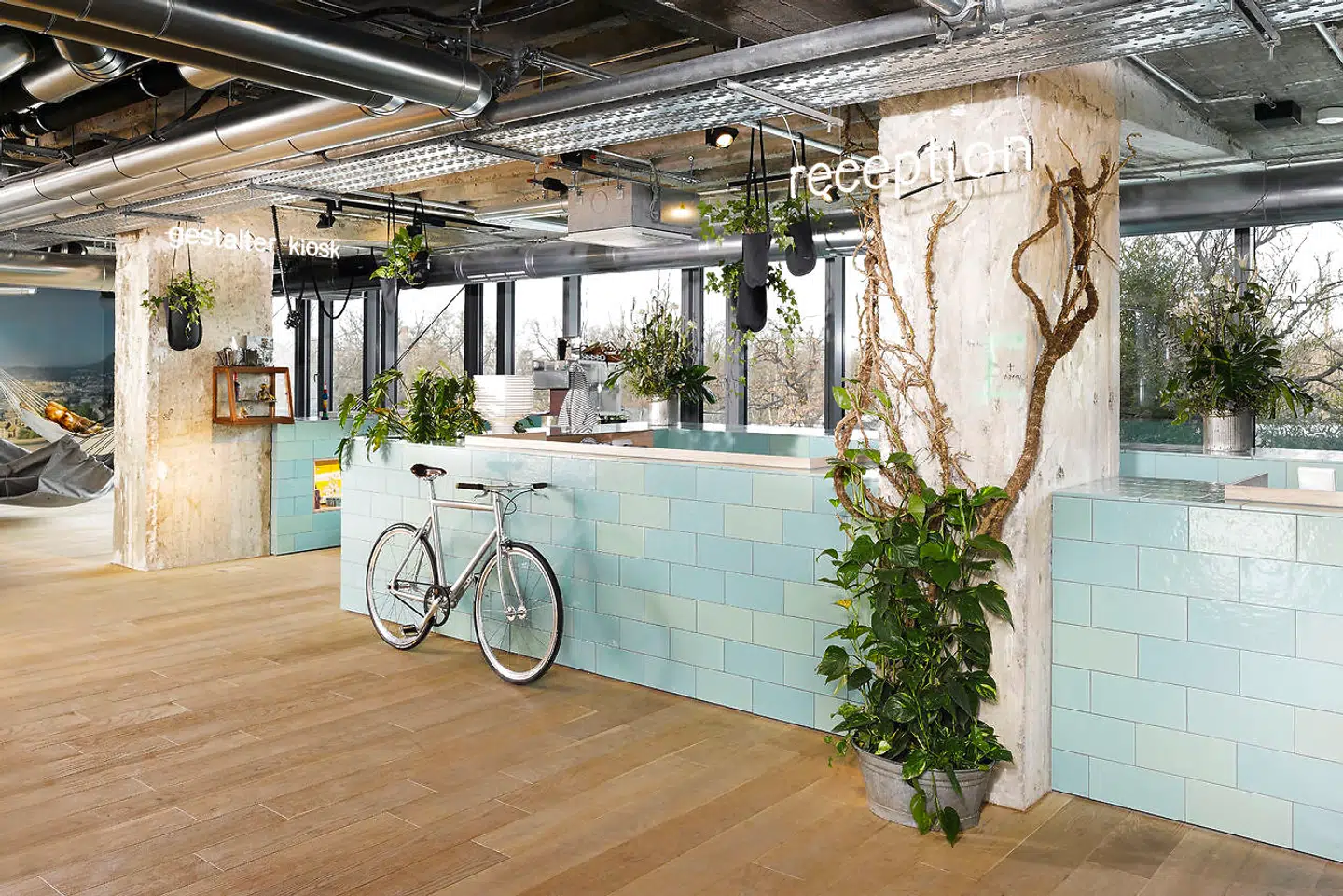 Fliserne på receptionsdisken på 25hours Hotel Bikini i Berlin stammer fra en af byens undergrundsstationer.